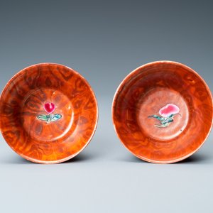 Een paar Chinese famille rose 'faux-bois' koppen en schotels, Yongzheng/Qianlong — foto 8