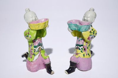Een paar Chinese famille rose figuren van knielende jongens, 18/19e eeuw