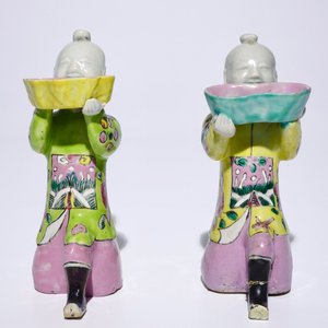 Een paar Chinese famille rose figuren van knielende jongens, 18/19e eeuw — foto 5