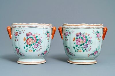 Een paar Chinese famille rose flessenkoelers, Qianlong