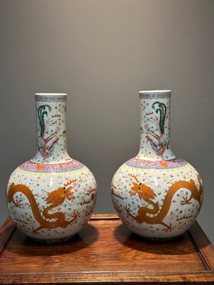 Een paar Chinese famille rose flesvazen met drakenmotief, Tongzhi/Guangxu — foto 1