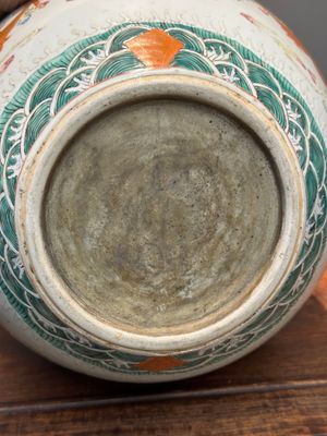 Een paar Chinese famille rose flesvazen met drakenmotief, Tongzhi/Guangxu — foto 14