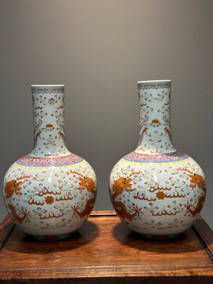 Een paar Chinese famille rose flesvazen met drakenmotief, Tongzhi/Guangxu — foto 2