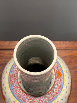Een paar Chinese famille rose flesvazen met drakenmotief, Tongzhi/Guangxu — foto 5