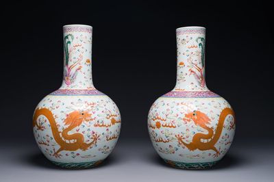 Een paar Chinese famille rose flesvazen met drakenmotief, Tongzhi/Guangxu