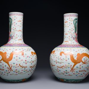 Een paar Chinese famille rose flesvazen met drakenmotief, Tongzhi/Guangxu — foto 3
