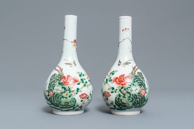 Een paar Chinese famille rose flesvormige vazen, 19e eeuw