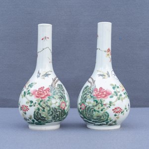 Een paar Chinese famille rose flesvormige vazen, 19e eeuw — foto 8