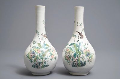 Een paar Chinese famille rose flesvormige vazen met vogels en bloemen, Yongzheng