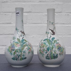 Een paar Chinese famille rose flesvormige vazen met vogels en bloemen, Yongzheng — foto 13