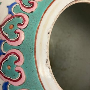 Een paar Chinese famille rose gemberpotten met feniksen, 19e eeuw — foto 11
