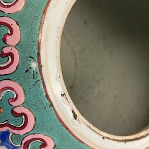 Een paar Chinese famille rose gemberpotten met feniksen, 19e eeuw — foto 16