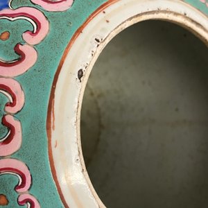 Een paar Chinese famille rose gemberpotten met feniksen, 19e eeuw — foto 10