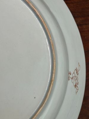 Een paar Chinese famille rose 'Hehe Erxian' schotels, Yongzheng/Qianlong — foto 17