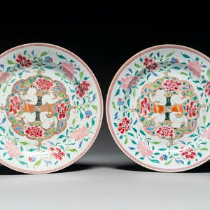 Een paar Chinese famille rose 'Hehe Erxian' schotels, Yongzheng/Qianlong — foto 1