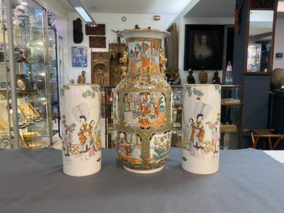 Een paar Chinese famille rose hoedensteunen en een Canton vaas, 19/20e eeuw — foto 1