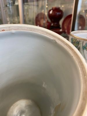 Een paar Chinese famille rose hoedensteunen en een Canton vaas, 19/20e eeuw — foto 11