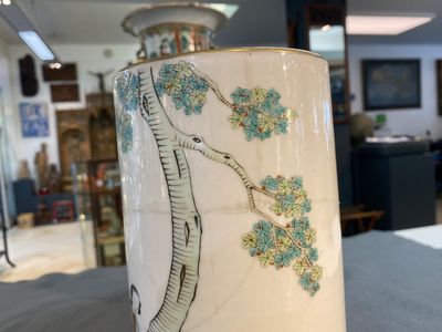 Een paar Chinese famille rose hoedensteunen en een Canton vaas, 19/20e eeuw — foto 4