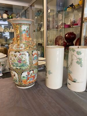 Een paar Chinese famille rose hoedensteunen en een Canton vaas, 19/20e eeuw — foto 9
