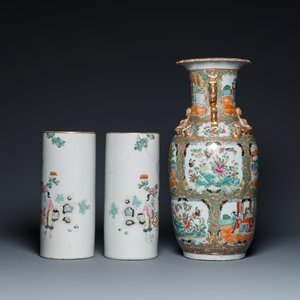 Een paar Chinese famille rose hoedensteunen en een Canton vaas, 19/20e eeuw — foto 3
