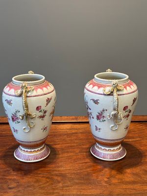 Een paar Chinese famille rose 'Hoorn des overvloeds' vazen met chilong handgrepen, Qianlong — foto 4