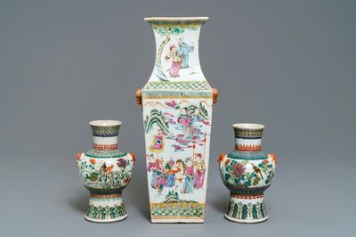 Een paar Chinese famille rose hu vazen en een vierkante vaas, 19e eeuw