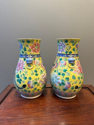 Een paar Chinese famille rose 'hu' vazen met gele fondkleur voor de Straits of Peranakan markt, 19e eeuw — foto 4