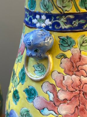 Een paar Chinese famille rose 'hu' vazen met gele fondkleur voor de Straits of Peranakan markt, 19e eeuw — foto 7