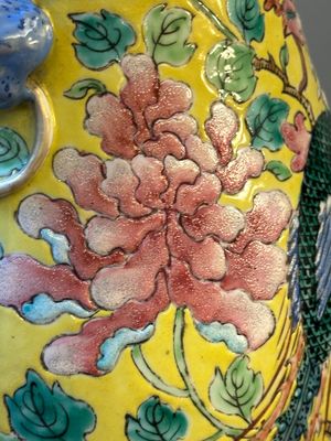 Een paar Chinese famille rose 'hu' vazen met gele fondkleur voor de Straits of Peranakan markt, 19e eeuw — foto 8