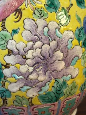 Een paar Chinese famille rose 'hu' vazen met gele fondkleur voor de Straits of Peranakan markt, 19e eeuw — foto 10