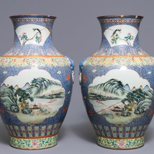 Een paar Chinese famille rose hu vazen met landschapspanelen, Qianlong merk, Republiek, 20e eeuw — foto 1