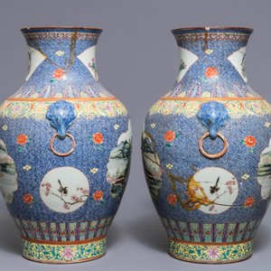 Een paar Chinese famille rose hu vazen met landschapspanelen, Qianlong merk, Republiek, 20e eeuw — foto 2