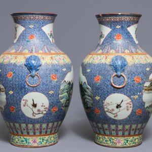 Een paar Chinese famille rose hu vazen met landschapspanelen, Qianlong merk, Republiek, 20e eeuw — foto 4