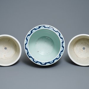 Een paar Chinese famille rose jardinières en een blauw-witte, 19e eeuw — foto 6