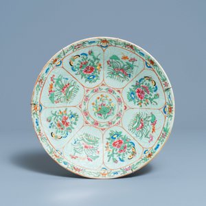 Een paar Chinese famille rose jardinières en een celadon schotel met Canton beschildering, 19e eeuw — foto 8