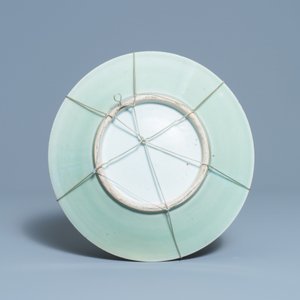 Een paar Chinese famille rose jardinières en een celadon schotel met Canton beschildering, 19e eeuw — foto 9