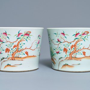 Een paar Chinese famille rose jardinières met 'negen perziken', 19e eeuw — foto 2