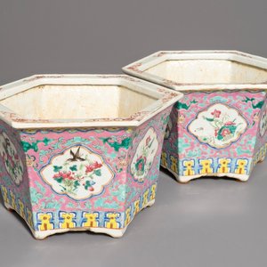 Een paar Chinese famille rose jardinières met Peranakan invloed, 19e eeuw — foto 1