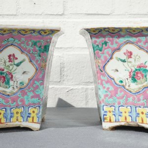 Een paar Chinese famille rose jardinières met Peranakan invloed, 19e eeuw — foto 13
