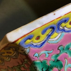 Een paar Chinese famille rose jardinières met Peranakan invloed, 19e eeuw — foto 22