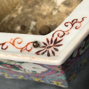 Een paar Chinese famille rose jardinières met Peranakan invloed, 19e eeuw — foto 24