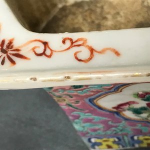 Een paar Chinese famille rose jardinières met Peranakan invloed, 19e eeuw — foto 26