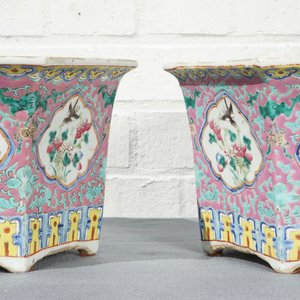 Een paar Chinese famille rose jardinières met Peranakan invloed, 19e eeuw — foto 10
