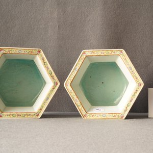Een paar Chinese famille rose jardinières op onderschotels, Qianlong merk, Jiaqing — foto 14