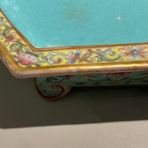 Een paar Chinese famille rose jardinières op onderschotels, Qianlong merk, Jiaqing — foto 16