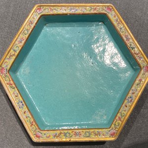 Een paar Chinese famille rose jardinières op onderschotels, Qianlong merk, Jiaqing — foto 17