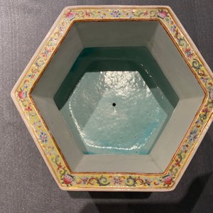 Een paar Chinese famille rose jardinières op onderschotels, Qianlong merk, Jiaqing — foto 22
