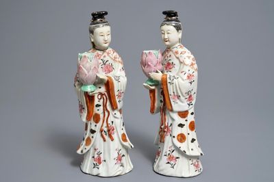 Een paar Chinese famille rose kandelaars in de vorm van dames, Qianlong