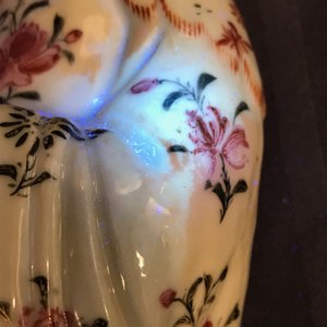 Een paar Chinese famille rose kandelaars in de vorm van dames, Qianlong — foto 11