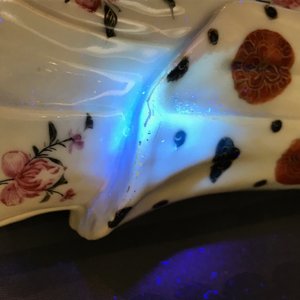 Een paar Chinese famille rose kandelaars in de vorm van dames, Qianlong — foto 17